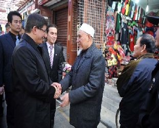 Menteri luar negeri Turki, Ahmet Davutoglu, bersama Muslim Uighur (Turki Selamatkan Ribuan Muslim Uighur dari Hukuman Mati (dunyabulteni.net)