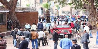 Lokasi peledakan bom di depan Cairo University yang sudah dipasang police line (aljazeera)