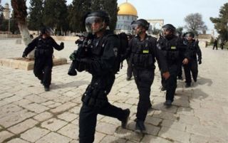 Tentara zionis yang mengotori kesucian Masjid Al-Aqsha (paltimes)