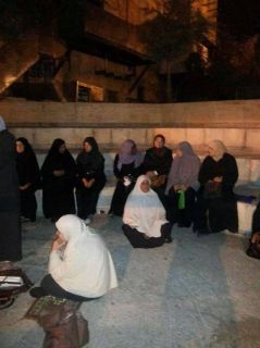 Muslimat Palestina yang tidak dapat masuk ke Masjid Al-Aqsha