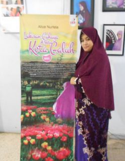 Aliya Nurlela, penulis novel “Lukisan Cahaya di Batas Kota Galuh” merilis novel terbarunya itu yang berlatar belakang Tanah Pasundan (Ciamis) - (Foto: irfa/FAM)