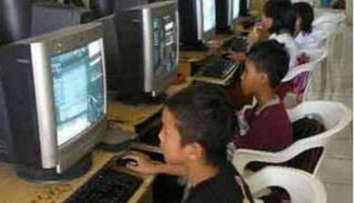 Anak-anak sedang mengakses Internet di tempat umum (inet).  (viva.co.id)