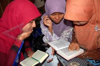 Sejumlah Remaja putri sedang membaca Al Quran - (antara.com)
