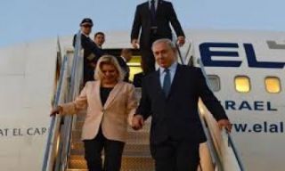 PM Zionis, Benjamin Netanyahu, saat turun dari pesawat sewaan ini (paltimes) 