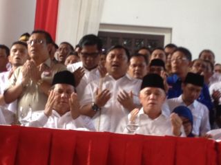 Para pendukung pasangan Prabowo-Hatta nampak khusuk berdoa pada acara deklarasi di Rumah Polonia, Senin (19/5) - (detik.com)