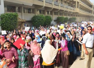 Aksi demo menentang kudeta mahasiswi Al-Azhar (newelfagr)