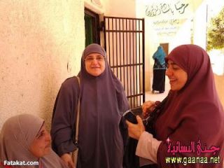Dr. Najla' Ali (tengah), istri Presiden Mursi yang sederhana (ganaa.net)