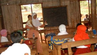 Seorang Guru tengah mengajar murid-murid di daerah terpencil (ilustrasi).  (tribunnewes.com)