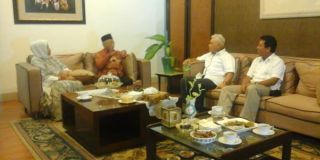 Hatta Rajasa saat berkunjung ke kediaman Sholahuddin Wahid di Jalan Bangka 2C Mampang, Jakarta Selatan, Jumat (23/5) - (merdeka.com)