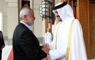 Pertemuan PM Ismail Haniyah dengan Syaikh Tamim bin Hamad di Doha, April 2013 (moheet) 