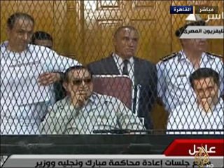 Husni Mubarak dan kedua putranya di dalam bilik terdakwa (islammemo.cc)