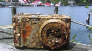 Kamera yang hilang dua tahun yang lalu saat sebuah kapal karam di lepas pantai Vancouver Island. (liputan6.com)