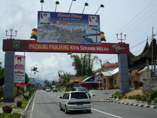 Gapura selamat datang di Kota Padang Panjang - (bumi-nusantara.blogspot.com)