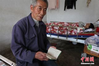 Demi mengobati istrinya, Mei Guanghan rela berutang selama 24 tahun dan mencatat semua utang-utangnya - Foto: chinanews.com