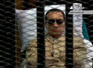 Husni Mubarak di balik bilik terdakwa (muftah.org)