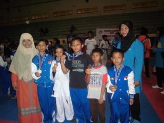 Siswa-siswi SD Islam Laboratorium PKPU memperoleh lima buah masing-masing satu medali perak dan empat perunggu dalam kejuaraan karate  wadokai Danlanud Sim Cup-II  se-Sumatera yang berlangsung di gedung GOR KONI Banda Aceh, 9-11 Mei 2014 - Foto: murni/pkpu
