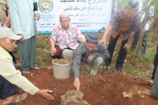 Peletakan batu pertama pembangunan Masjid di komunitas muallaf di daerah Pabuaran, Citayem, Bojonggede, Bogor, Ahad (27/4/2014). - (Foto: kis/PKPU)