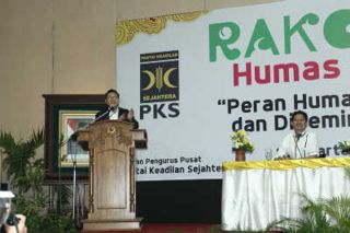 Pakar komunikasi Muhammad Yulianto, saat berbicara di depan para peserta Rapat Kerja Nasional (Rakornas) Humas PKS se-Indonesia, di Pedan Ballroom Hotel Sahid, Surakarta, Sabtu (24/5) -  (suaramerdeka.com)