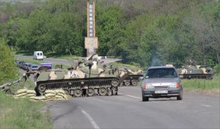 Alat perang halangi akses jalan di Ukraina (Al-Jazeera)