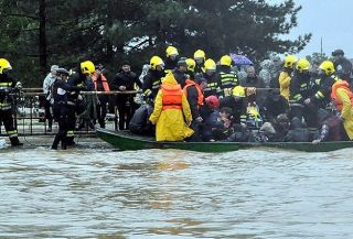 Upaya evakuasi korban banjir di Bosnia (Anadolu)
