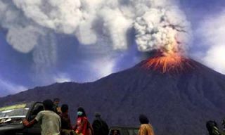 Gunung Sangeang Api, Wera, Kabupaten Bima, Nusa Tenggara Barat, meletus yang kedua kalinya, Sabtu,  31 Mei 2014,  pukul 01.20. (fajar.co.id)