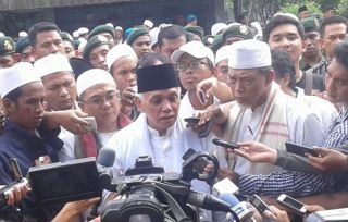 Hatta Rajasa ketika menghadiri peringatan Isra Miraj di Masjid Agung Al Azahar Kebayoran, Jakarta. Selasa (27/5).  (suara-islam.com)