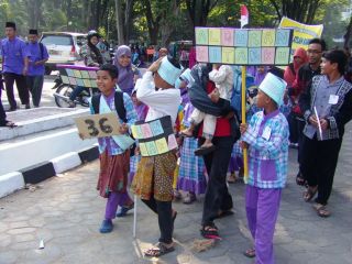 Ribuan santri dari 41 TPA se Surakarta mengikuti karnaval dalam Islamic Kids Festival - (Ainun/UNS)