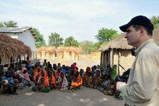 John Ging saat berkunjung ke Afrika Tengah (www.un.org)