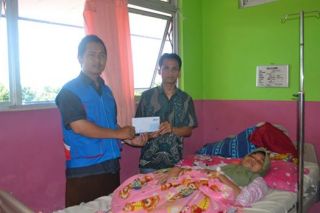 Kurnia Lestari, penderita pergeseran tulang belakang saat menerima bantuan dari PKPU Bengkulu, Jumat (16/5) - (mira/pkpu)