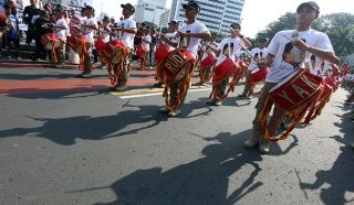 Marching Band Sahabat Prabowo melintasi bunderan HI saat Car Free Day - (aktualitas.com)