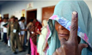 Warga memberikan suara dalam pemilu India (The Guardian)