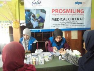 MT XL Axiata dan PKPU menggelar pelayanan kesehatan gratis di Jalan Ayat RT 02/08  Jatimakmur, Pondok Gede, Kota Bekasi. - (mz/pkpu)