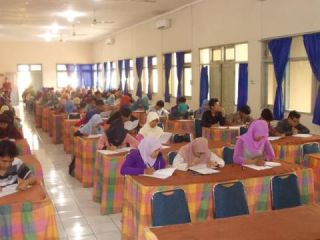 Seleksi tertulis Penerimaan Beastudi Muda PKPU bertempat di Ruang Seminar Kampus Sekolah Tinggi Pembangunan Masyarakat Desa ”APMD” Yogyakarta, Ahad (25/5).  (ddk/apn/pkpu)
