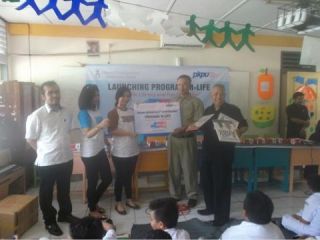 Kerjasama Hotel Grand Indonesia dan PKPU memberikan bantuan fasilitas perpustakaan di  sekolah SDIT Said Naum dan SMP Al-Ihsan diwilayah Tanah Abang Jakarta Pusat.  (sykr/sn/pkpu). 