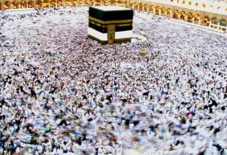 Jamaah Haji sedang melakukan Tawaf (mengelilingi Kabah).  (kemenag.go.id)