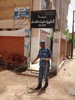 Tidak ada pemilih, tentara penjaga TPS bersantai lakukan aktivitas bersih-bersih (islammemo.cc)