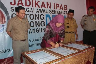 Serahterima program IPAB dari PT Cikarang Listrindo kepada pejabat Kabupaten Bekasi, Kamis (5/6/14).  (Lingga/ACT)
