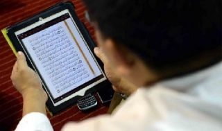Membaca Al Quran melalui perangkat Smartphone (ilustrasi).  (riauaktual.com)