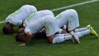 Pemain-pemain Aljazair rayakan gol ke gawang Belgia. Selasa (17/6/14).  (@BBCIndonesia)