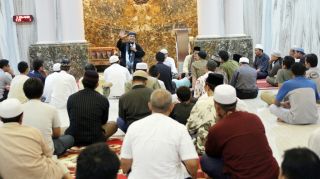 Saat Ust.Hari Moekti memberikan tausiyah kepada para Jamaah Masjid Jami Aliyah.  (bwa)