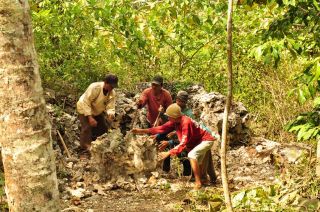 warga gotong royong mengangkat batu untuk membangun Bak yang berkapasitas 30.000 liter, Selasa (13/5).  (BWA)