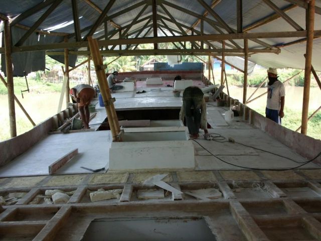 Para pekerja Sedang mengerjakan Palka di PT.Carita Boat Indonesia Tanjung Burung, Tangerang, Banten. (BWA)