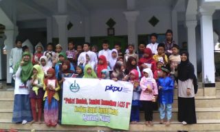 FSLDK Malang Raya dan PKPU Malang menyalurkan 100 paket alat ibadah dan 40 paket alat tulis, Jumat (13/6/14).  (nit/FSLDK)