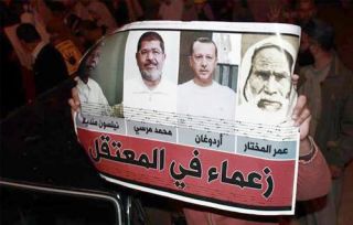 Poster yang memuat foto pejuang Umar Mukhtar, Erdogan, Mursi, dan Mandela (gate.ahram.org)