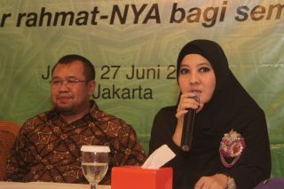 Presiden ACT Ahyudin (kiri) dan Peggy Melati Sukma (kanan) saat konpers Menangkan Ramadhan.  (lingga/act)