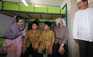 Walikota Tangerang Selatan Airin Rachmi Diany berbincang dengan anak-anak yatim Yayasan Keluarga Kerukunan Muslim BSD (KKMB), Sabtu (31/5/14).  (rmol.co)