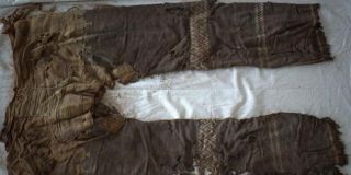 Sebuah celana panjang yang ditemukan di pekuburan Yanghai, di cekungan Tarim, China diduga berusia 3000 tahun. (kompas.com)