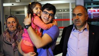 Emre Gurbuz disambut keluarga saat tiba di bandara (akhbaralaalam.com)
