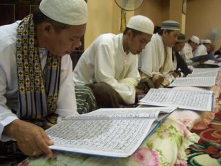 Membaca Al-Quran (ilustrasi).   (hasrulhassan.com)