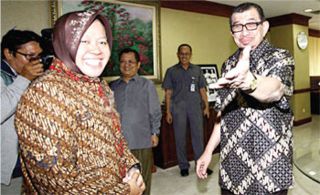 Mensos Salim Segaf Al Jufri saat menyambut kedatangan Walikota Tri Rismaharini, di kantor Kementerian Sosial, jalan Salemba Jakarta, Senin (2/6).  (harianbhirawa.co.id)